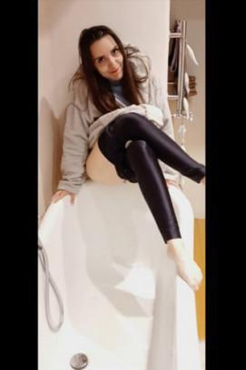 Bath Pee Compilation - Screenshot 1 of 4 - Golden Shower