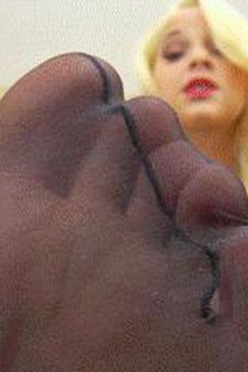 Nylon Foot Slave - Screenshot 1 of 4 - Foot Fetish
