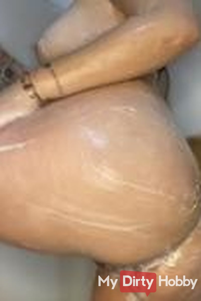 Relaxing Shower - Screenshot 1 of 4 - Emily Clars