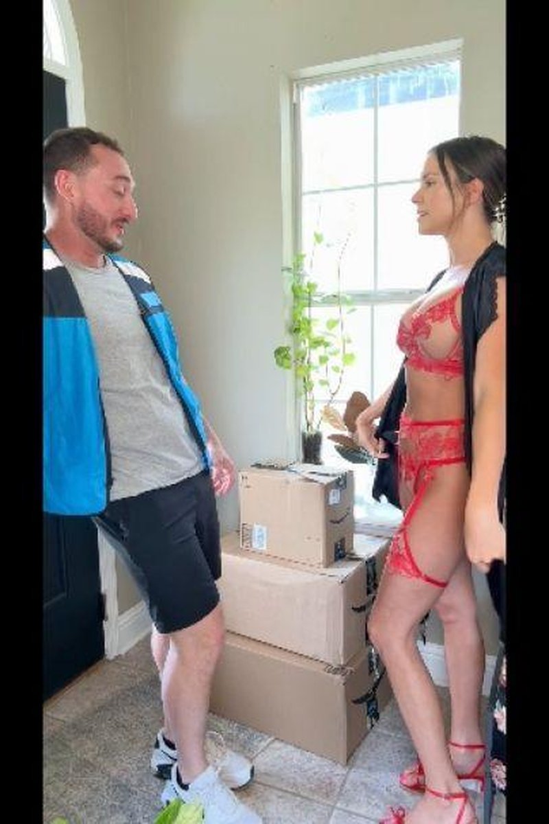 Delivery Driver Has A Special Package For Lonely MILF - Screenshot 1 of 4 - Blue Collar