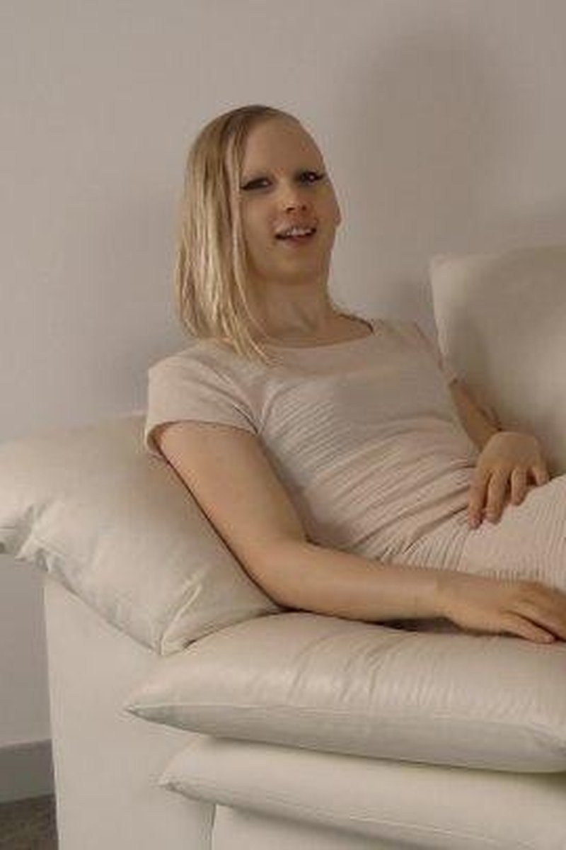 Nora Aron - Screenshot 1 of 4 - Blond Hair