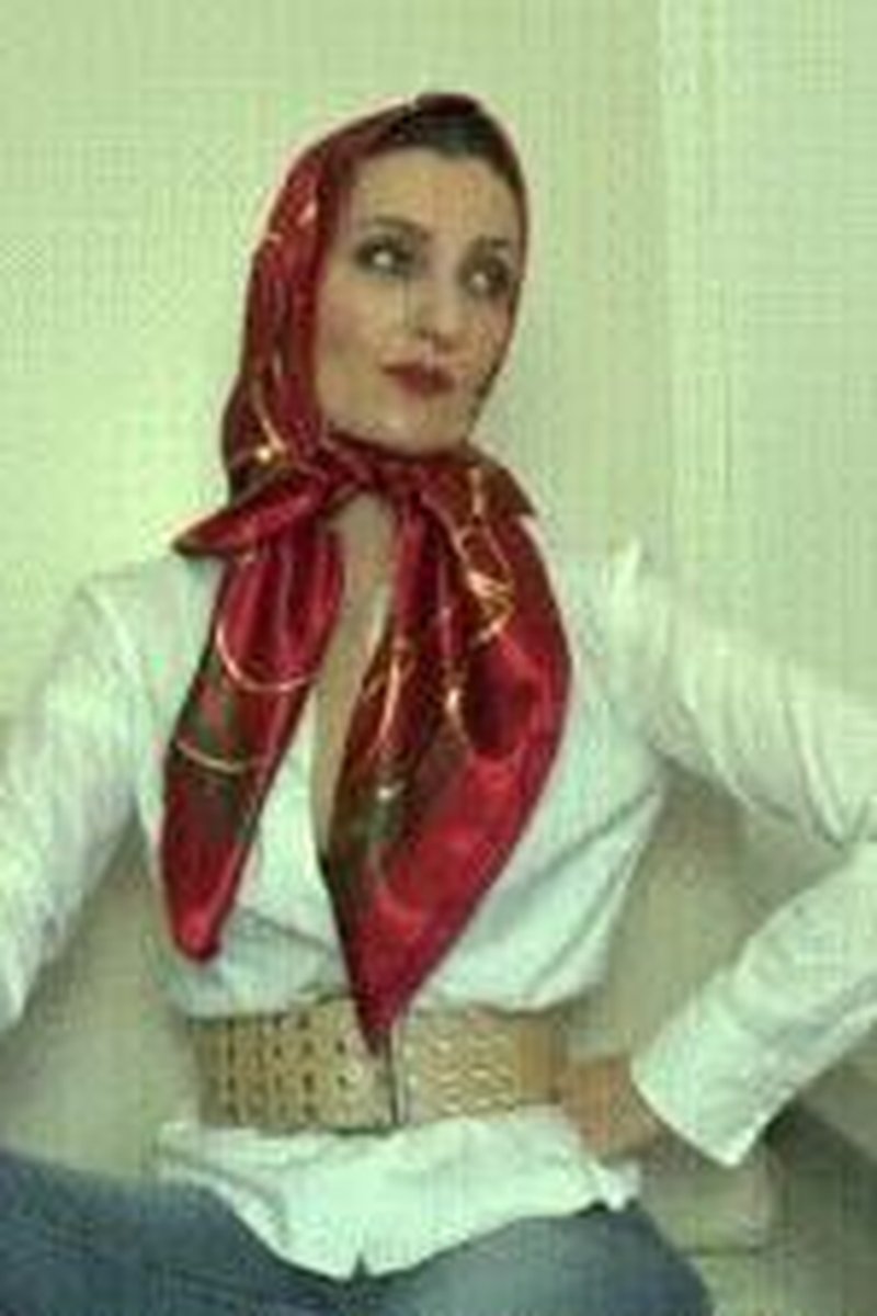 Satin Headscarf For A Casual Outfit With Blue Jeans - Screenshot 1 of 4 - Belt