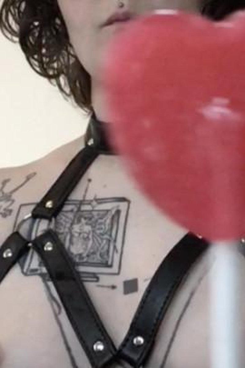 Sucking - Screenshot 1 of 4 - Adorable