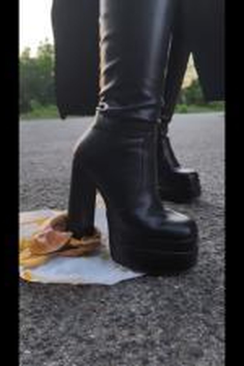 Crushing Hamburger - Screenshot 1 of 4 - Boots