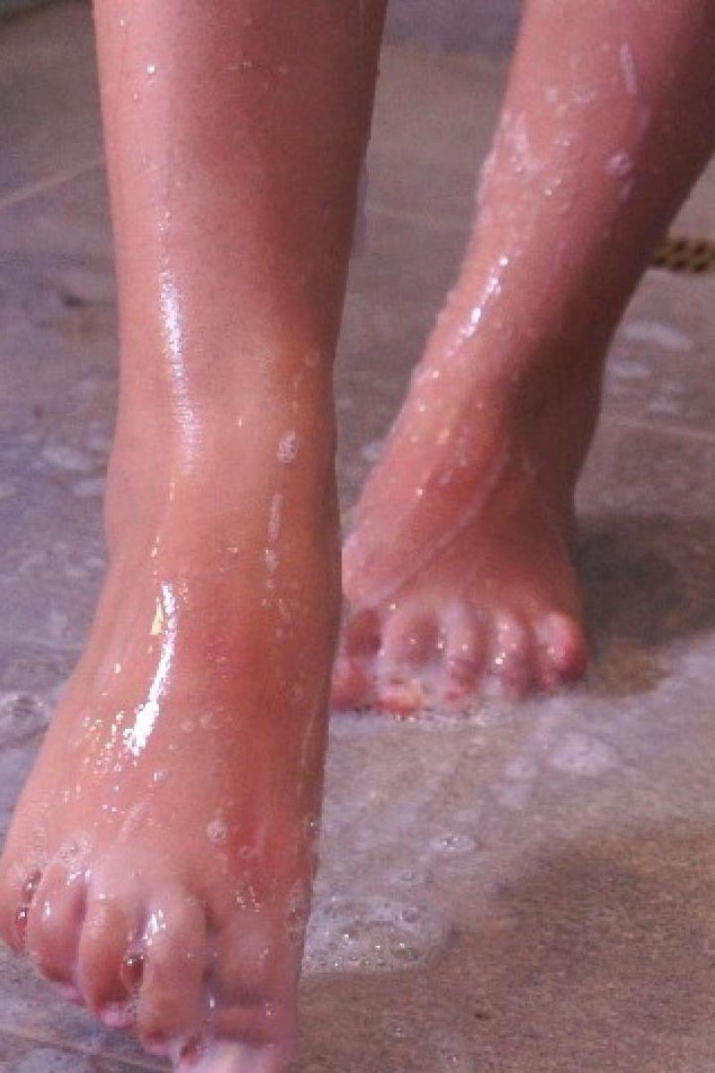 Bubbles - Screenshot 1 of 4 - Foot Fetish