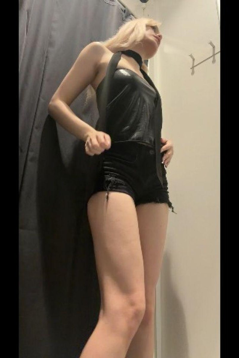 Changing Or Undressing - Screenshot 1 of 4 - Changing Rooms