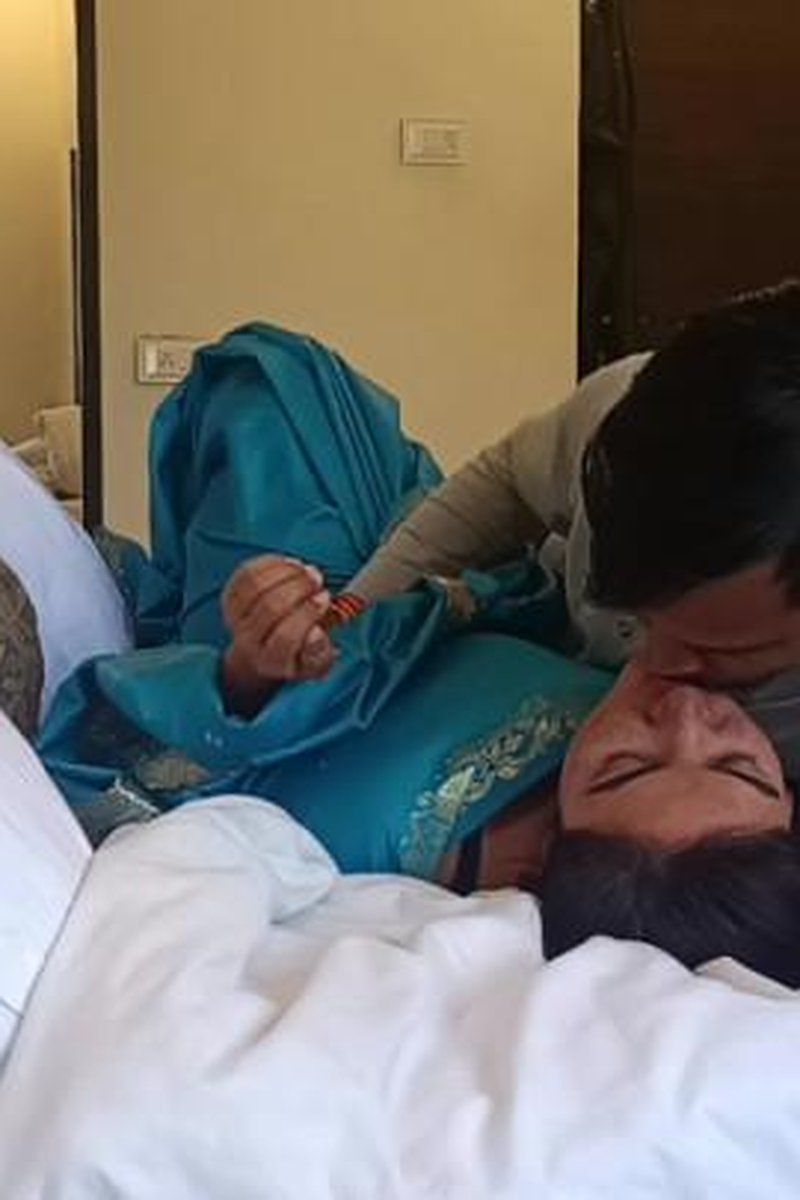 TP-manyvidsindiankaminibhabhi-real-homemade-hot-indian-couple-passionate-sex-in-bedroom