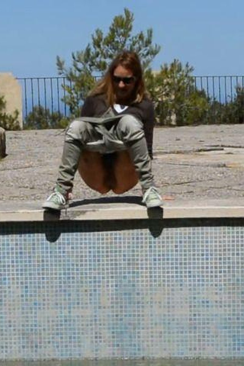 Pee Pool - Screenshot 1 of 4 - Fetish
