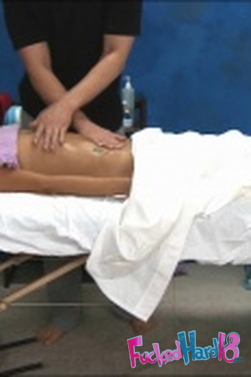 Gizelle - Screenshot 1 of 4 - Massage
