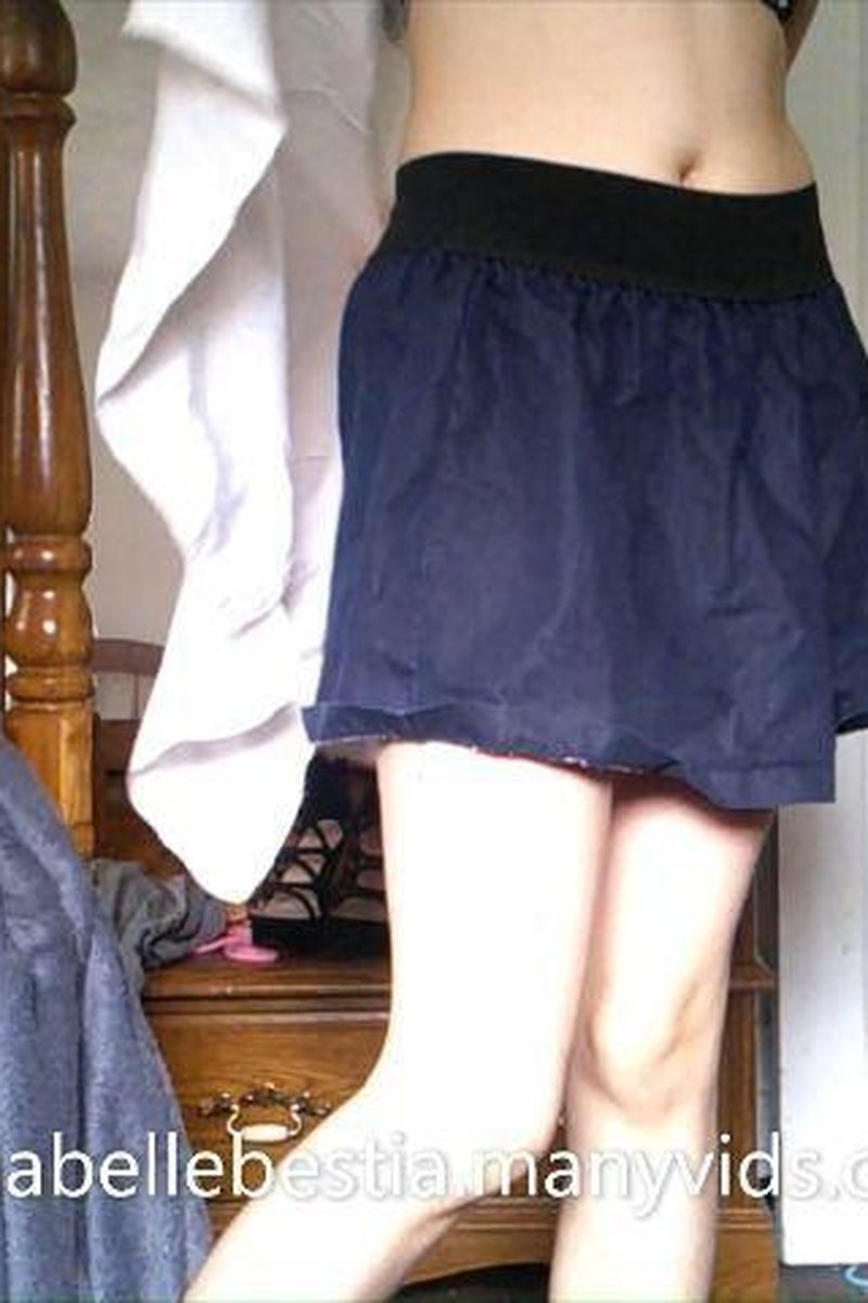 Hufflepuff Getting Dressed - Screenshot 1 of 4 - Cosplay