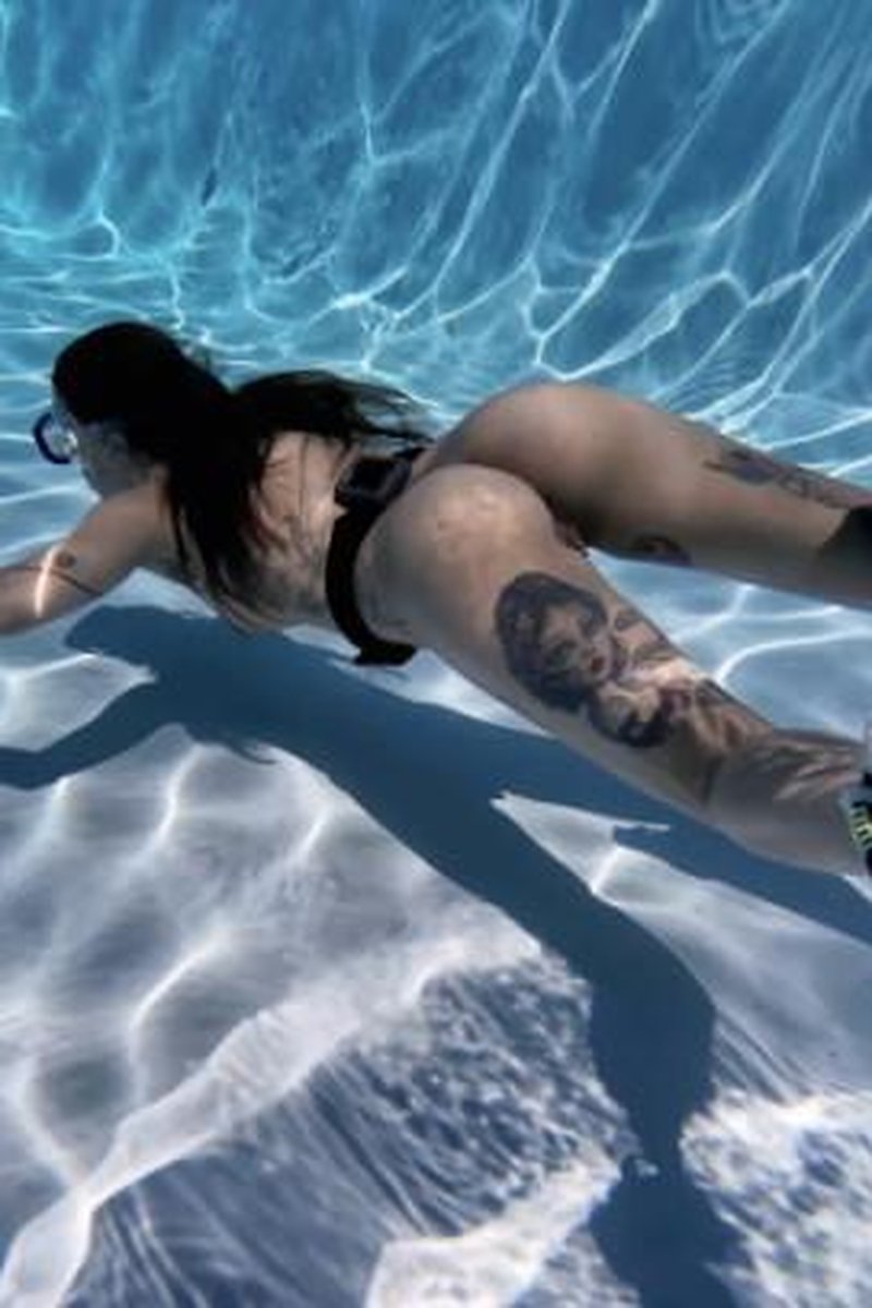 Naked Scuba - Screenshot 1 of 4 - Golden Shower