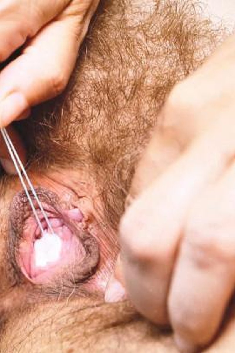 Close Up Tampon String Play - Screenshot 1 of 4 - Clit Rubbing
