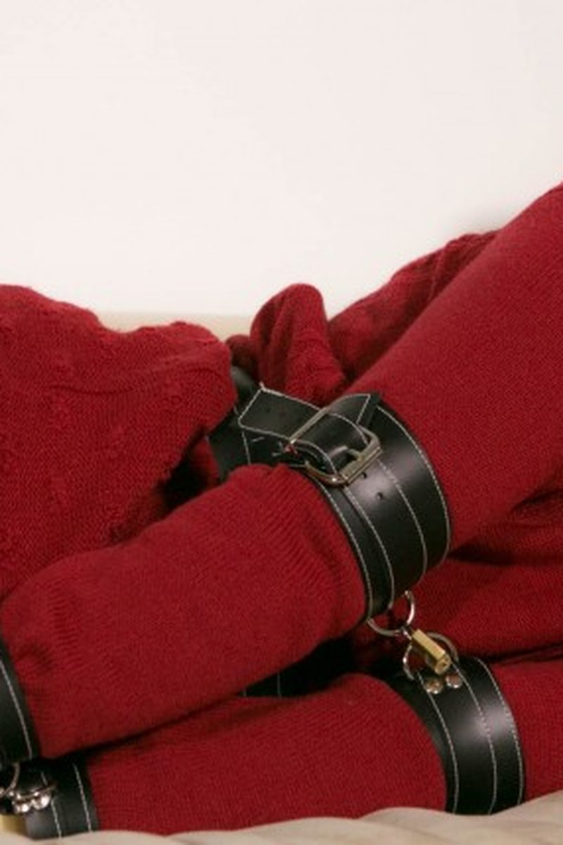 The Red Dress - Screenshot 1 of 4 - Bondage