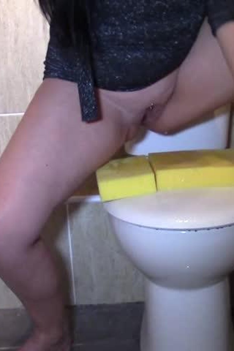 Sponge Peeing - Screenshot 1 of 4 - Fetish