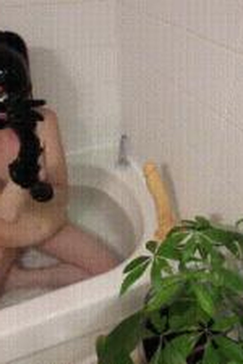 Desperate Rubber Slut - Screenshot 1 of 4 - Babes