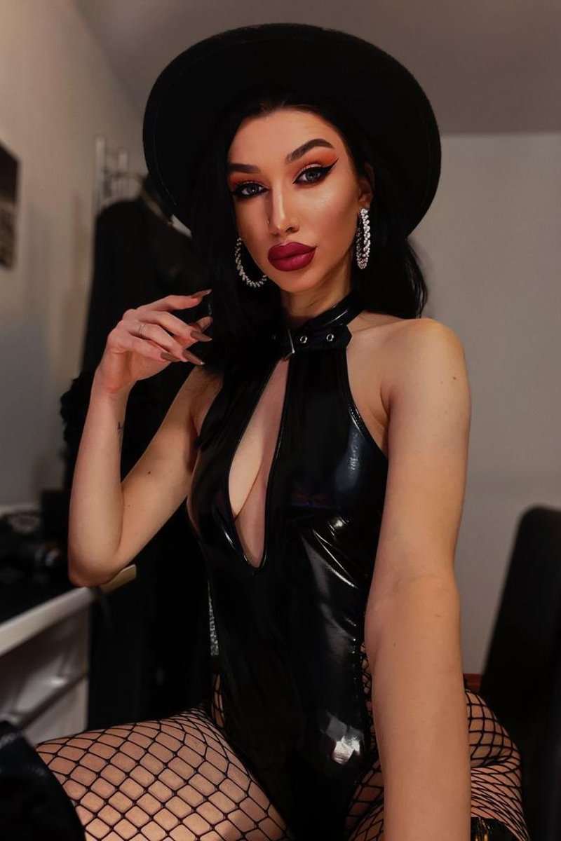 Dark Seduction - Screenshot 1 of 4 - Femdom