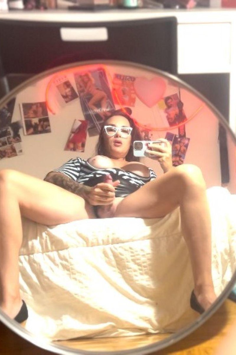 Mirror, Mirror - Screenshot 1 of 4 - MILF (30+)