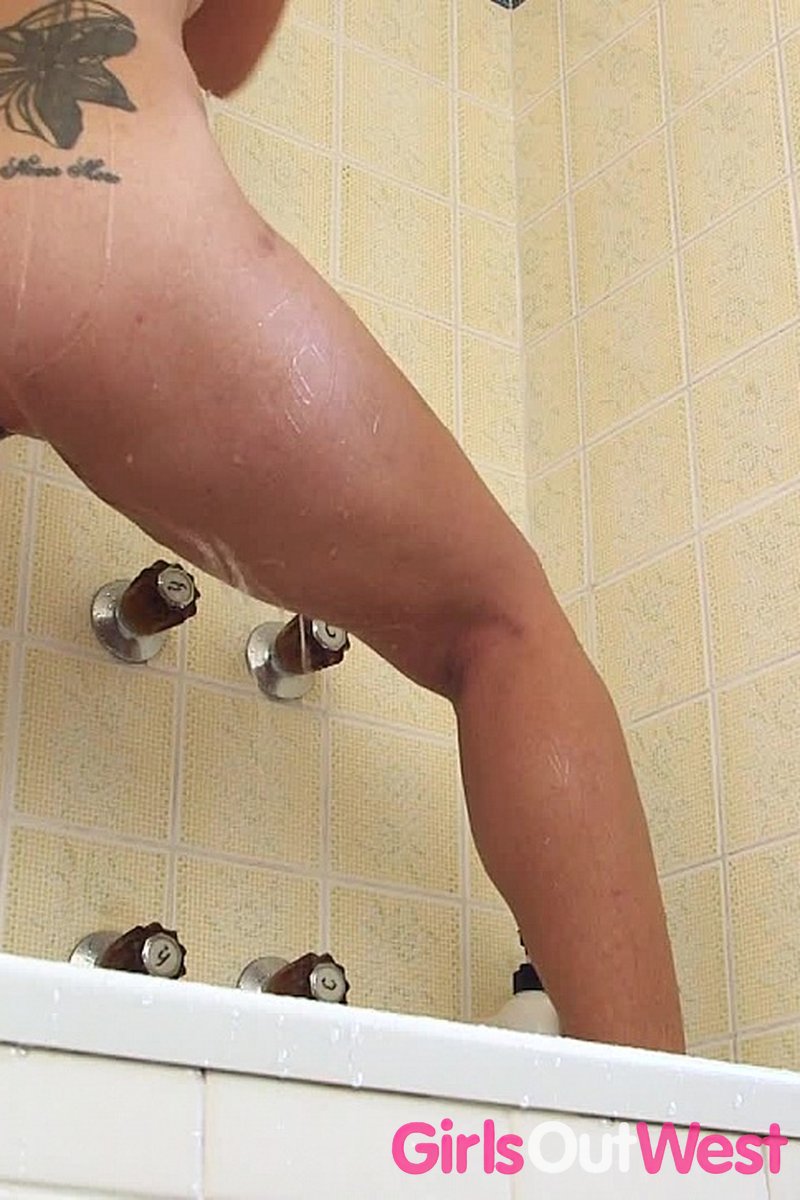 Ava - Shower RAW - Screenshot 1 of 4 - Bathroom