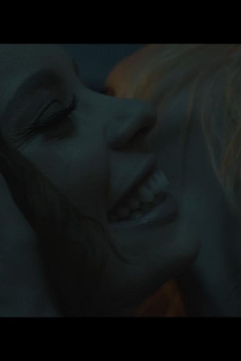 Cola Pra Ca - Screenshot 1 of 4 - Kissing