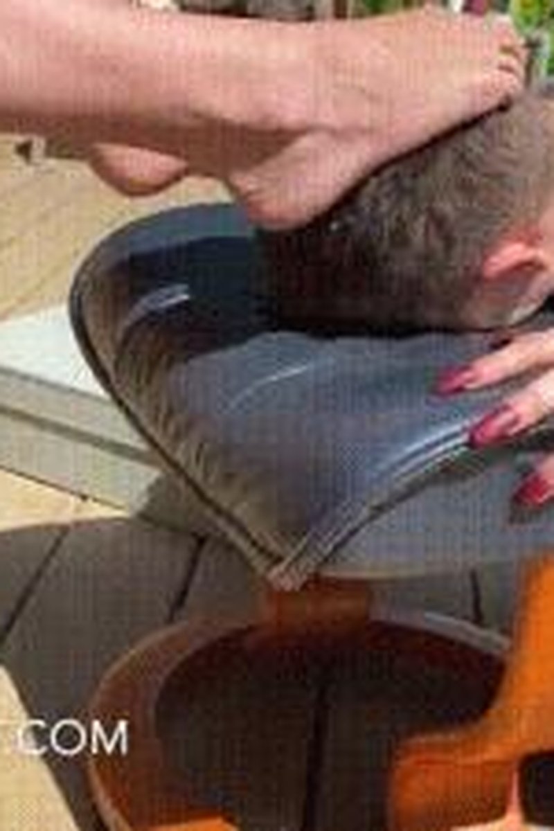 Bootblacking - Screenshot 1 of 4 - Boot Worship