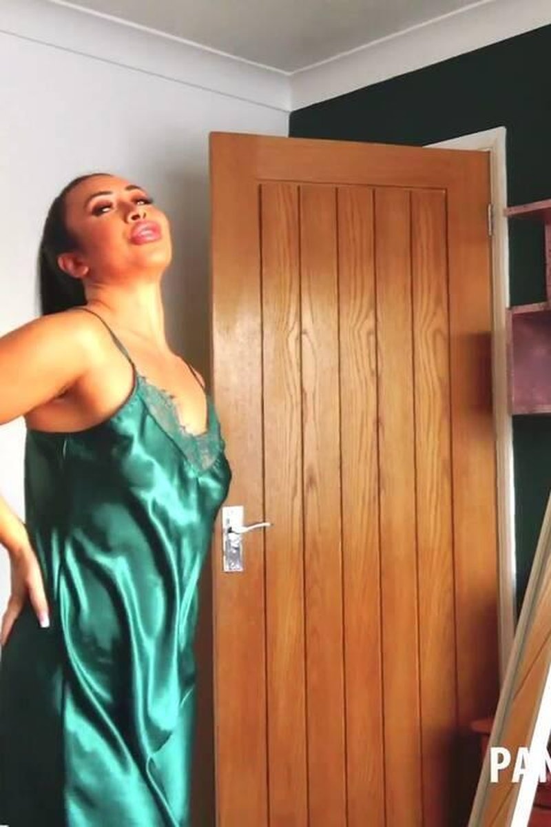 Hannah Shaw - Screenshot 1 of 4 - Bare Legs