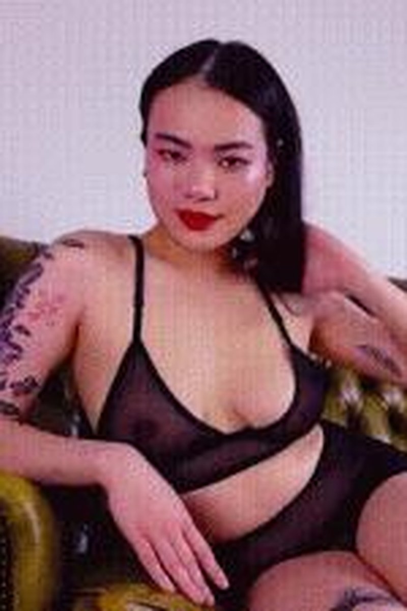Simpfluencer - Screenshot 1 of 4 - Asian