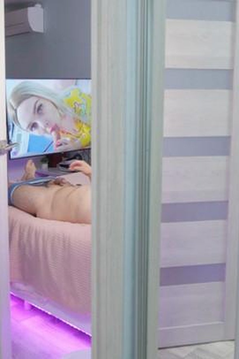 Stepsister Caught Stepbrother Jerking Off - Screenshot 1 of 4 - Amateur