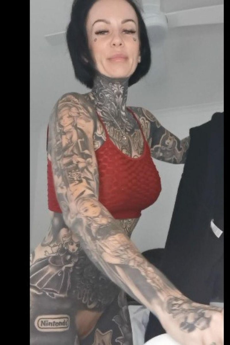 Slut Gets Dressed - Screenshot 1 of 4 - Caucasian