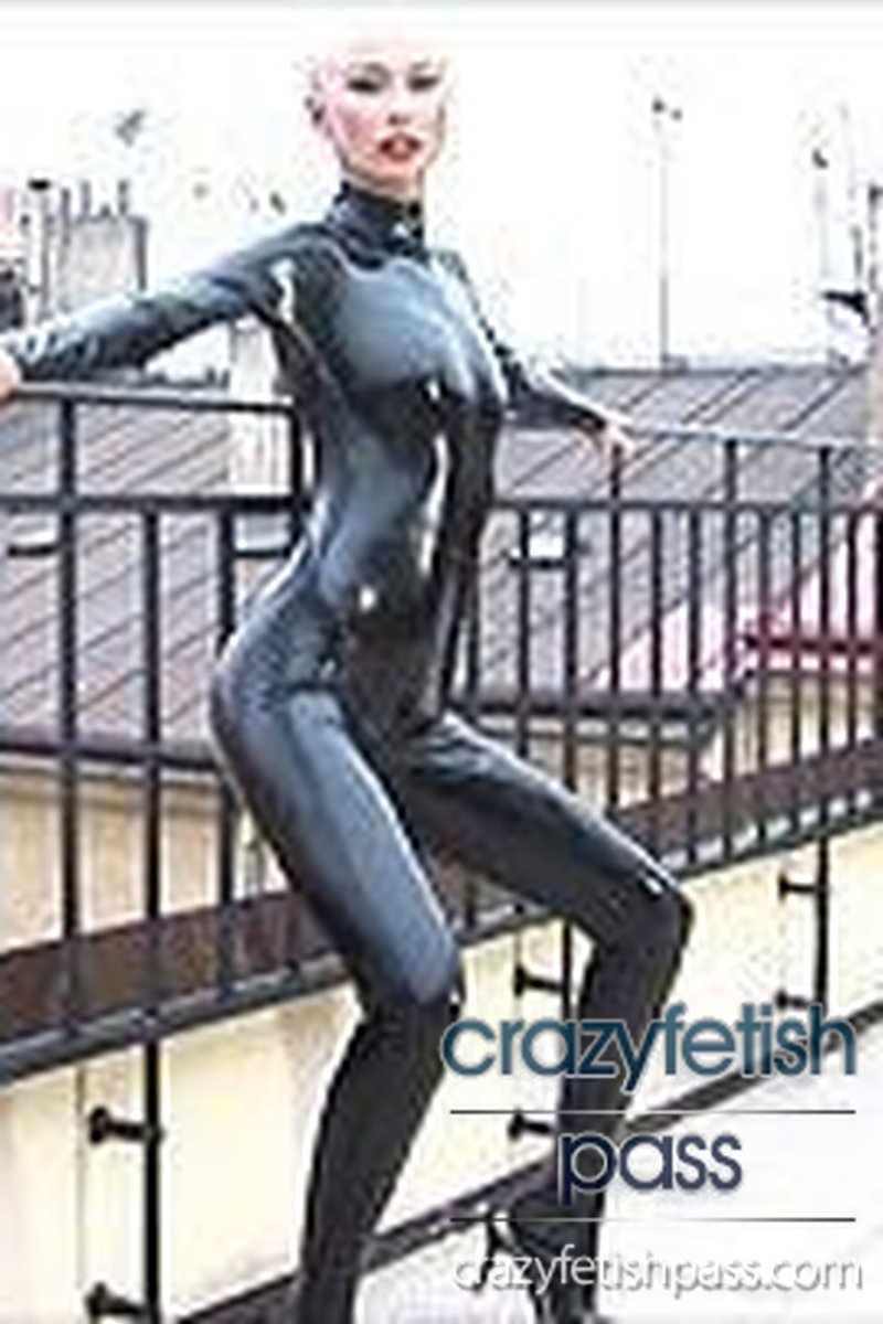 Bald Latex Girl Outdoor - Screenshot 1 of 4 - Hanka