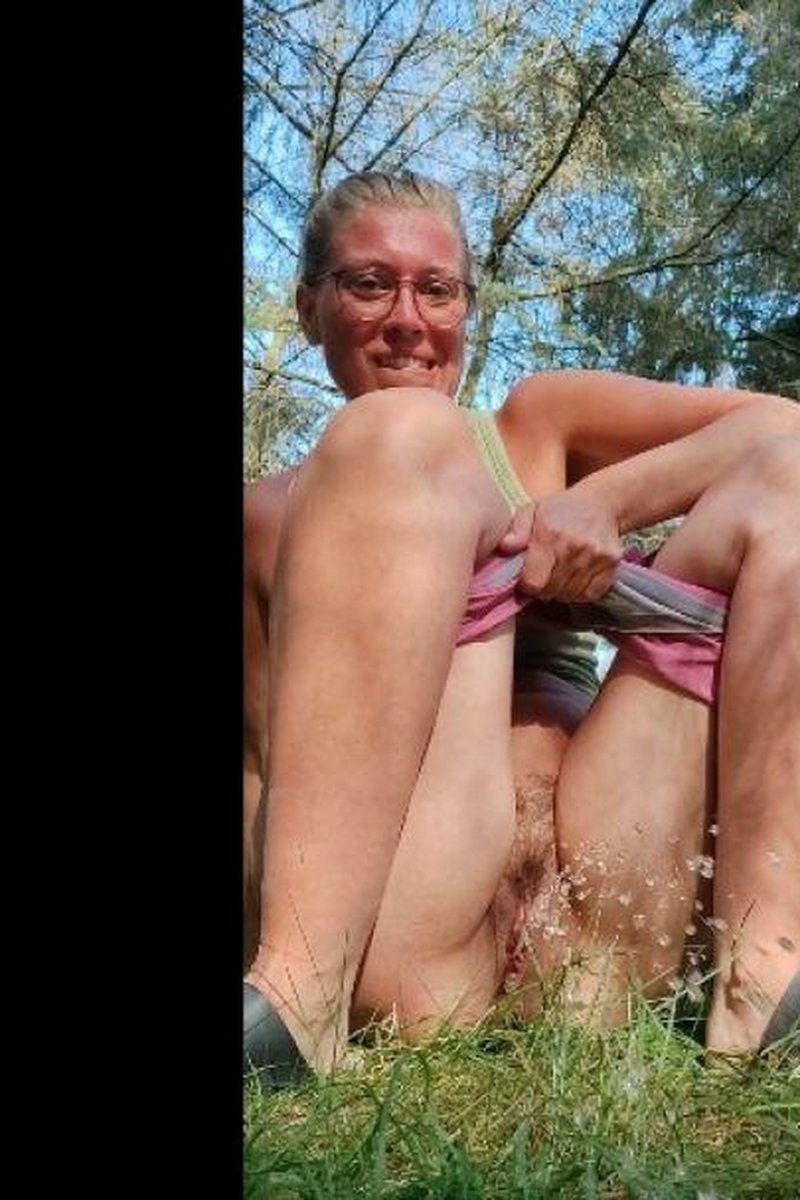 Peeing In Forest - Screenshot 1 of 4 - Blonde Hair (Female)