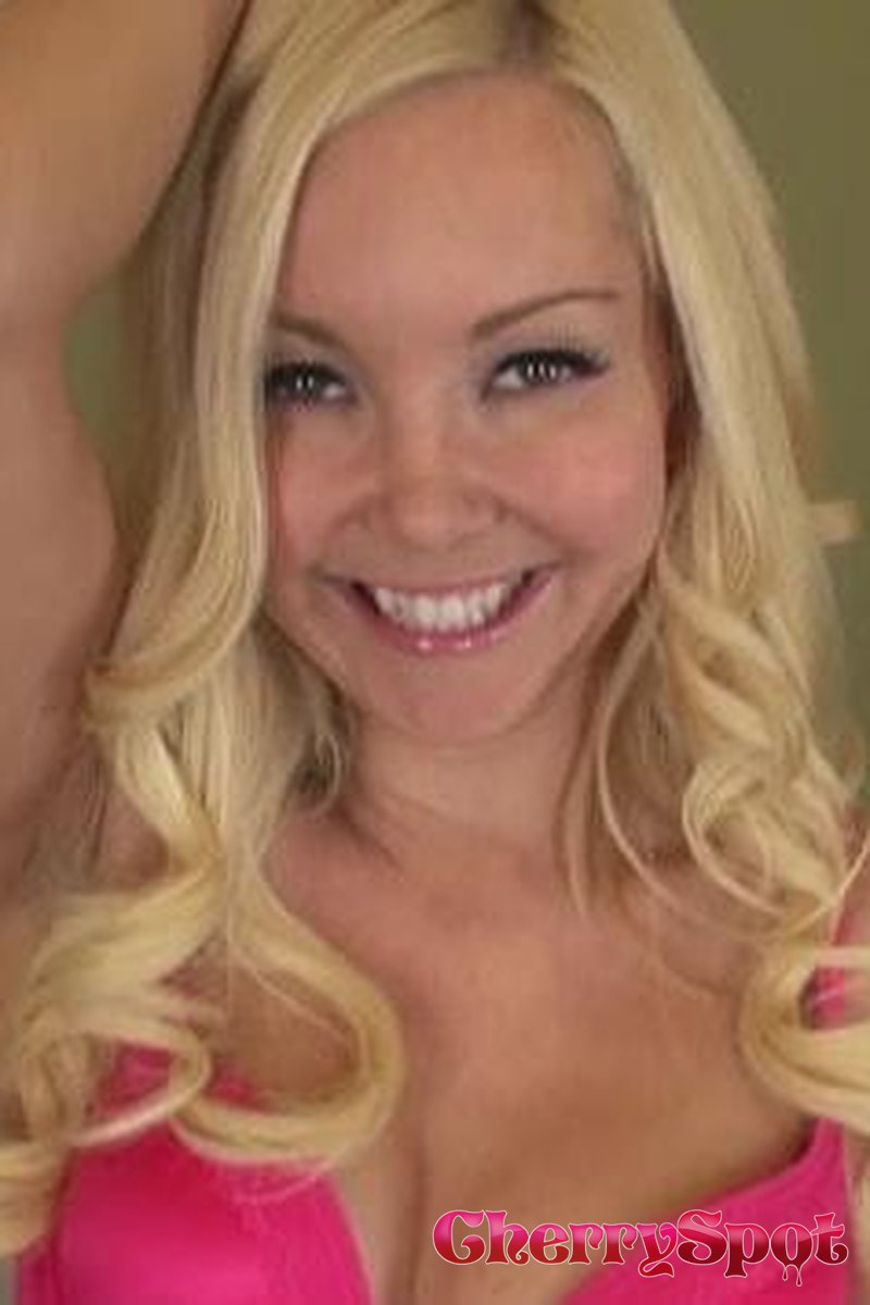 Aaliyah Love Solo - Screenshot 1 of 4 - Blond Hair