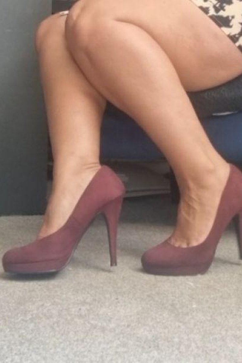 Heel Dangle Tease - Screenshot 1 of 4 - Avathorne