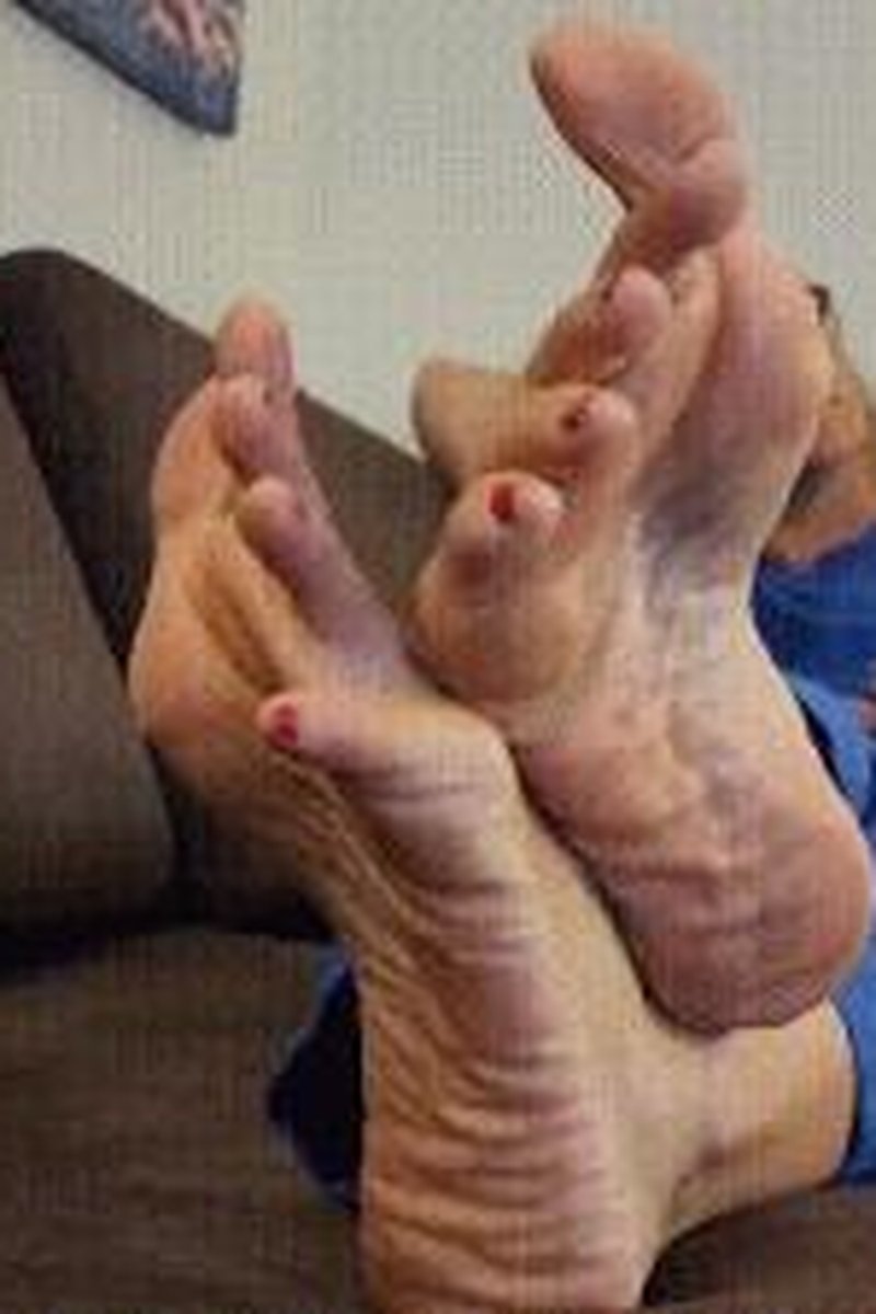 Nurse Ignoring You For TV - Screenshot 1 of 4 - Foot Fetish