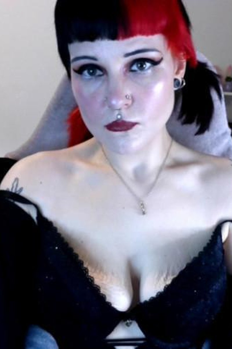 Attention All Tiny-Dicks! Step-Mommy Ruby SPH - Screenshot 1 of 4 - Body Worship