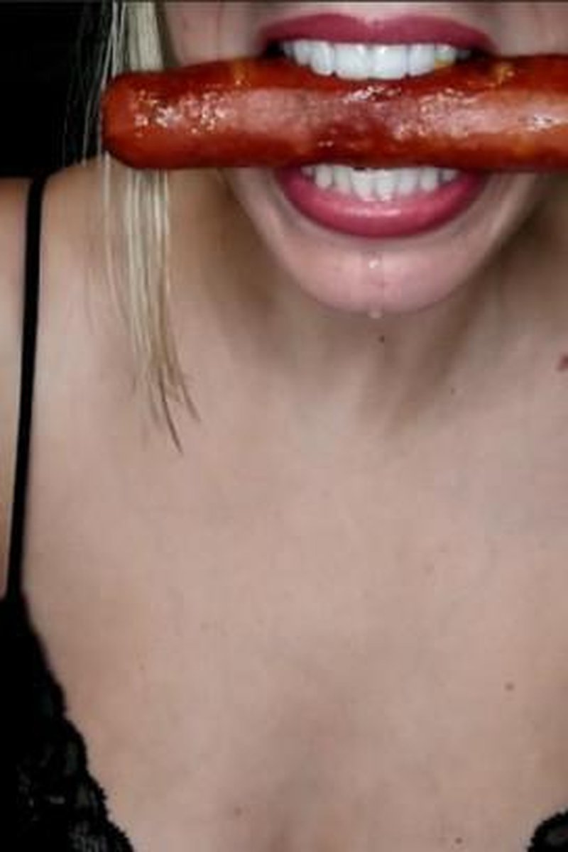Teasing Chewing Bratwurst - Screenshot 1 of 4 - Chewing