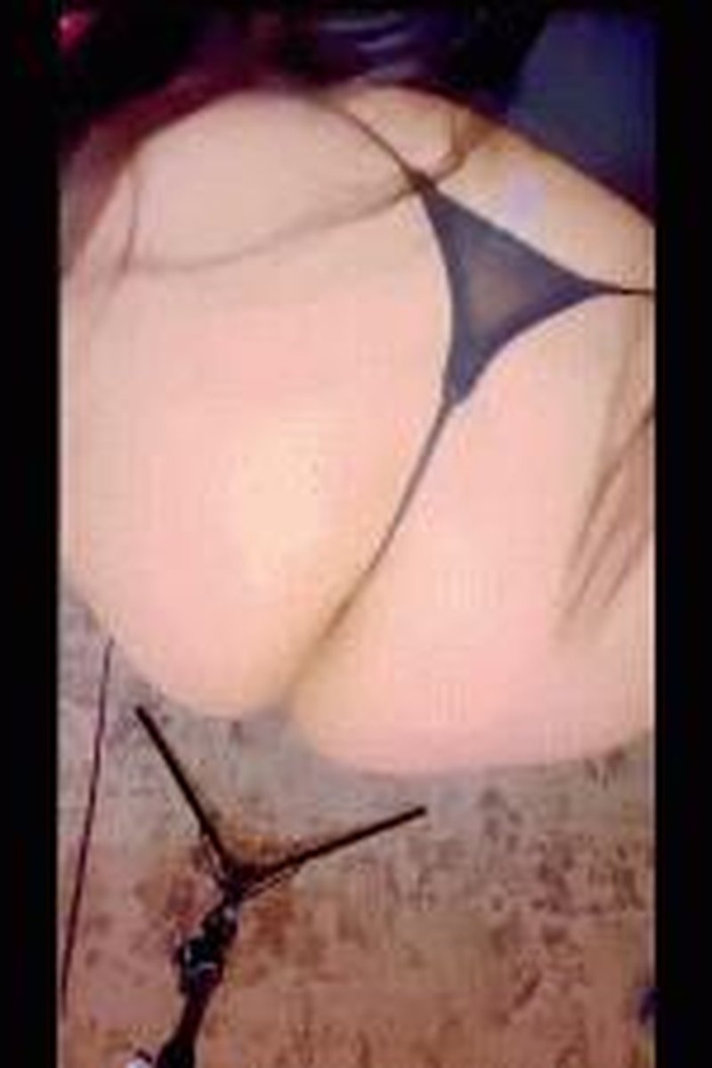 G-String Twerking - Screenshot 1 of 4 - Ass Fetish