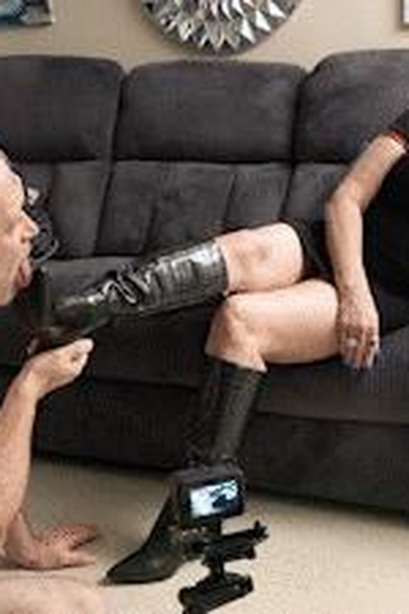 Christina's Boot Licker - Screenshot 1 of 4 - Boots