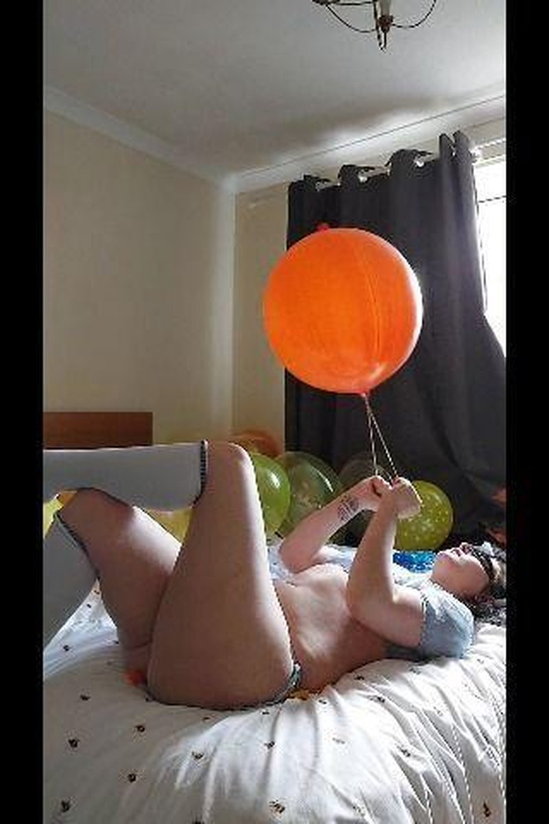 Easter Punch Ball Play - Screenshot 1 of 4 - Balloon Fetish