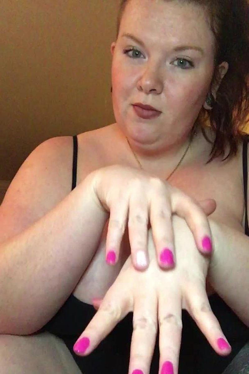 Nails And Cleavage - Screenshot 1 of 4 - BBW