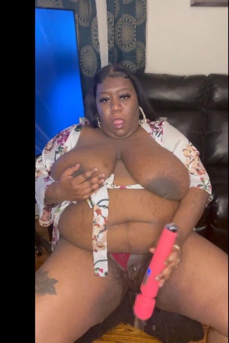 Ebony Squirts On Command - Screenshot 1 of 4 - BBW