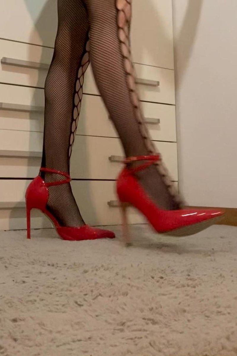 Teasing You - Screenshot 1 of 4 - Babes