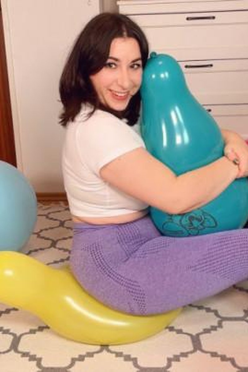 Balloon Busting Babe - Screenshot 1 of 4 - Balloon Fetish