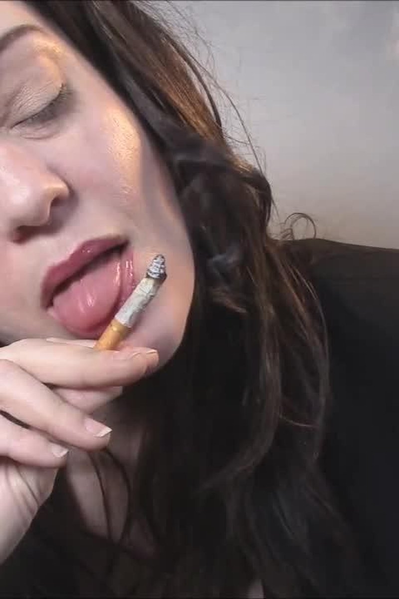 Cigarette Licking - Screenshot 1 of 4 - Licking