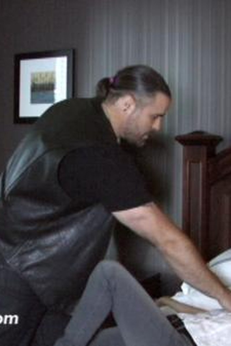 Male Domination, Female Submission: on the Bed - Screenshot 1 of 4 - Submission