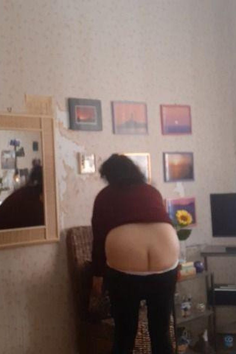 Showing Buttcrack While Cleaning - Screenshot 1 of 4 - Ass Worship