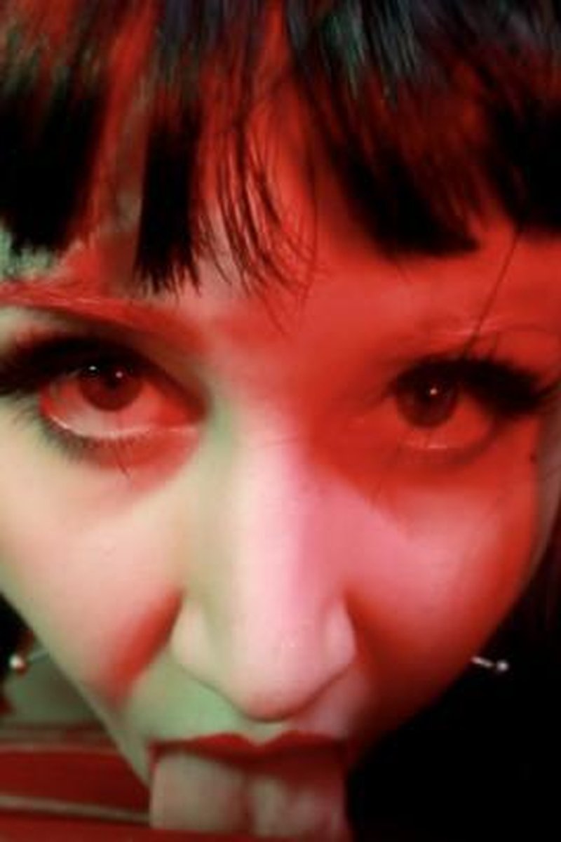 Close Up Squirt Licking - Screenshot 1 of 4 - Kinky