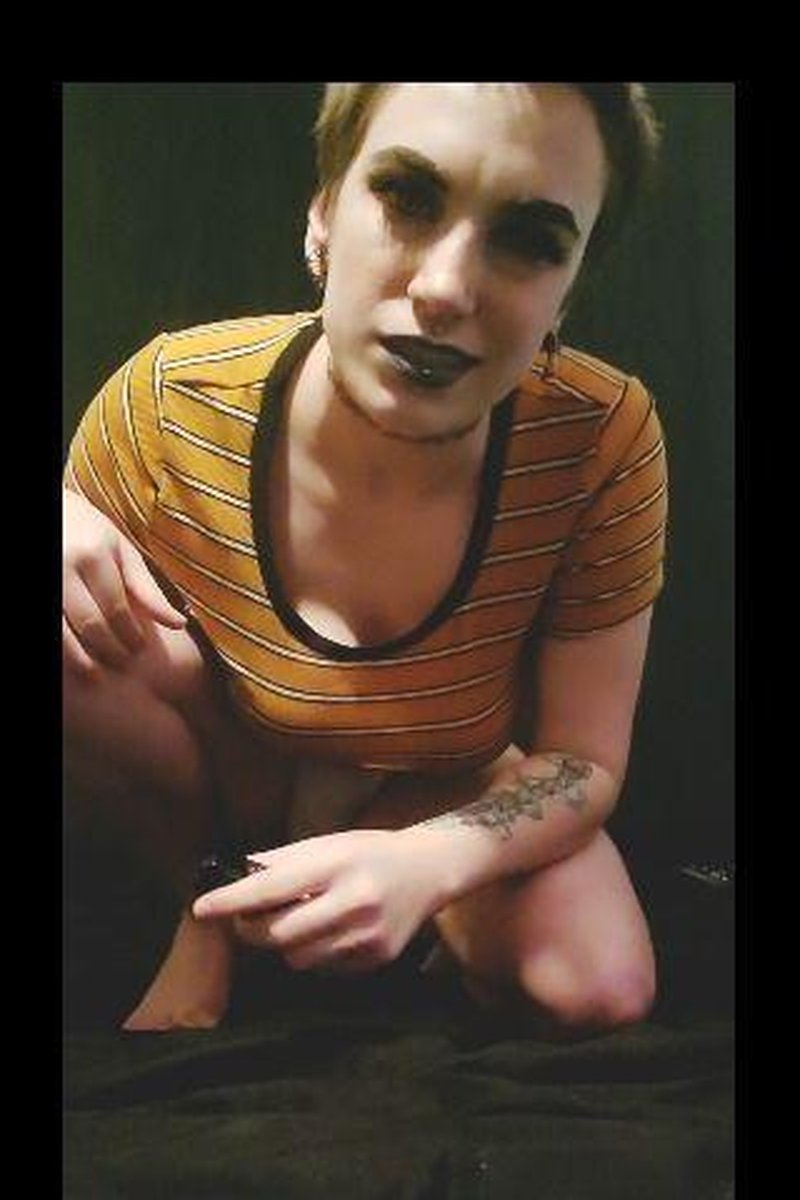 Hung Giantess - Screenshot 1 of 4 - Fetish