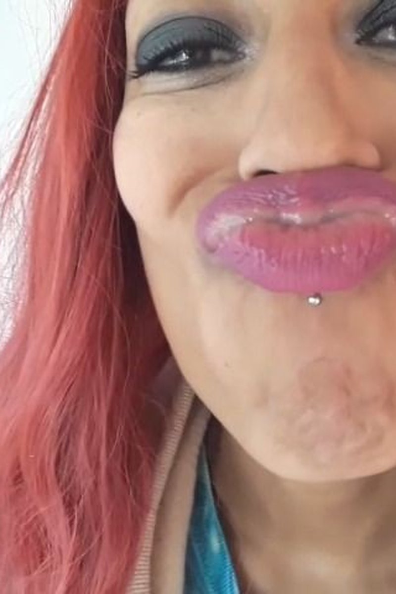 Lip Sniffing - Screenshot 1 of 4 - Lip Smelling