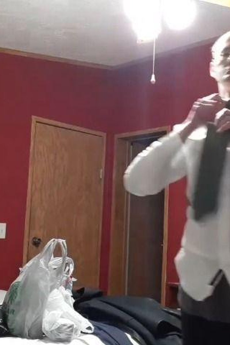 Getting Undressed 2 - Screenshot 1 of 4 - Amateur