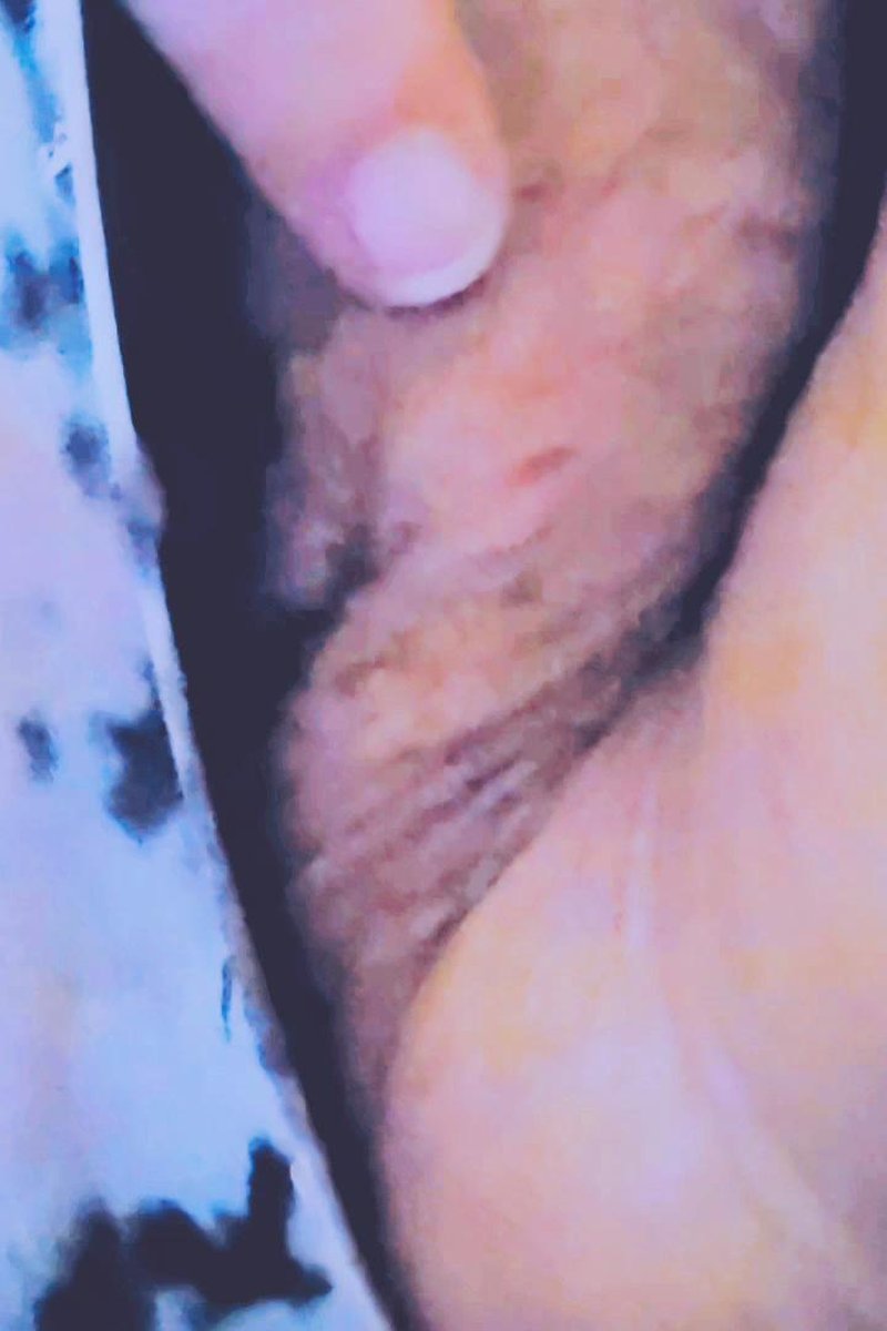 Close Clit Rubbing - Screenshot 1 of 4 - Clit